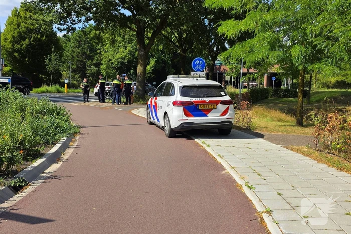Botsing tussen automobilist en fietser op rotonde