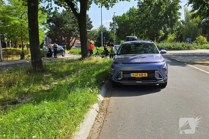 Botsing tussen automobilist en fietser op rotonde