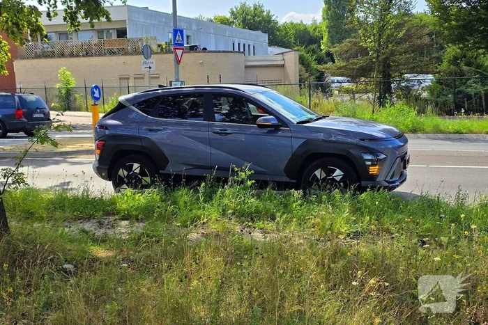 Botsing tussen automobilist en fietser op rotonde