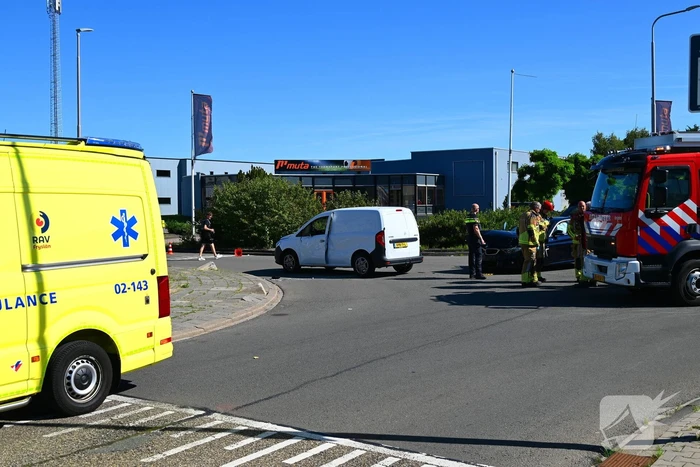 Aanrijding met bestelbus op zijkant