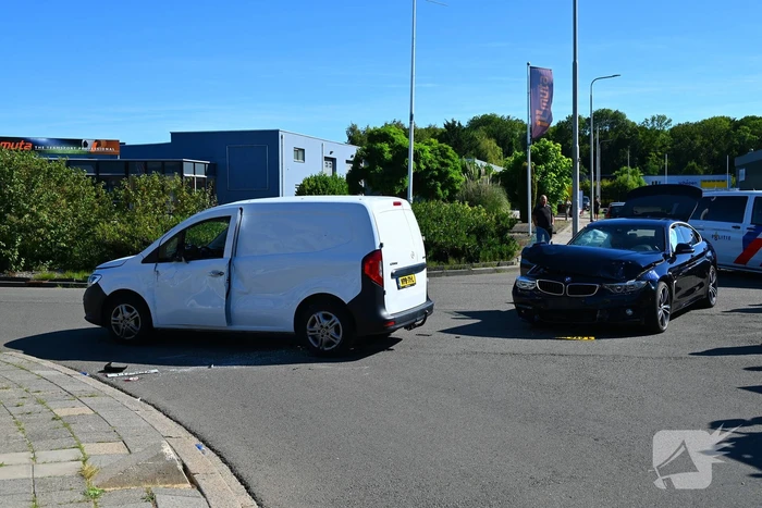 Aanrijding met bestelbus op zijkant