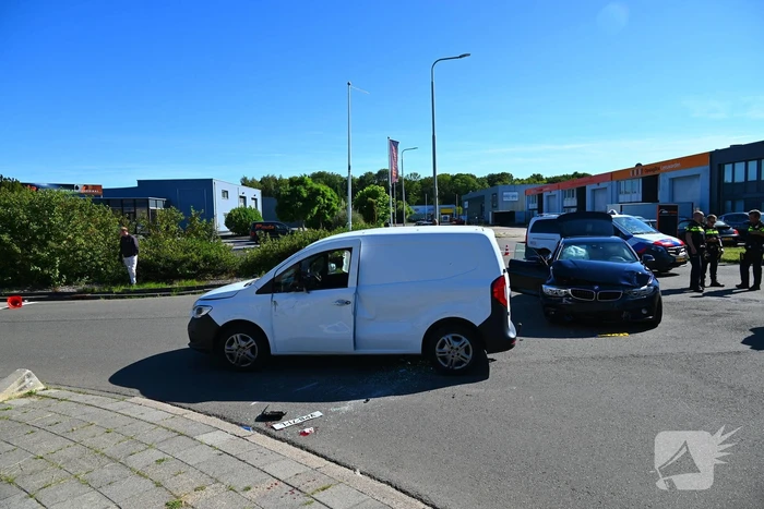 Aanrijding met bestelbus op zijkant