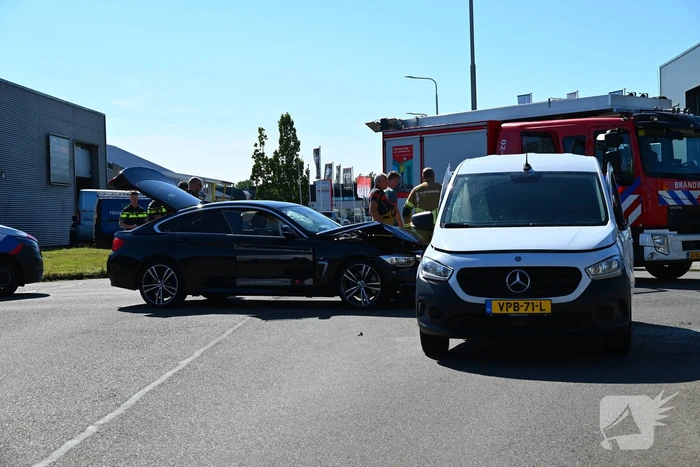 Aanrijding met bestelbus op zijkant