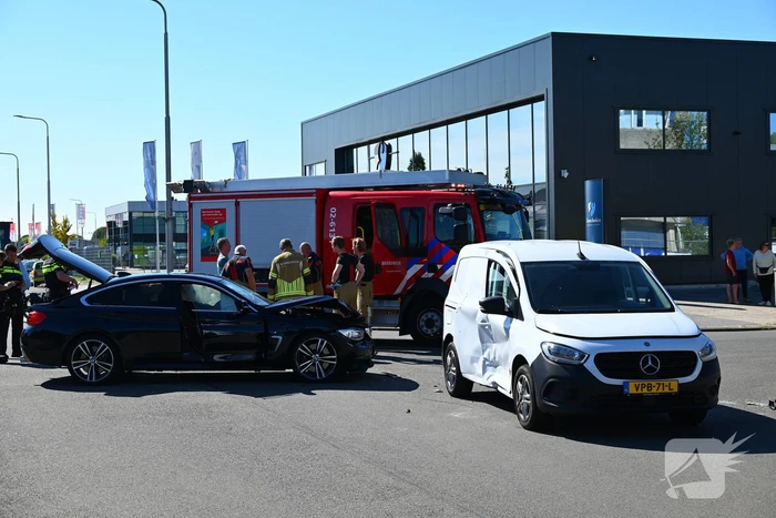 Aanrijding met bestelbus op zijkant