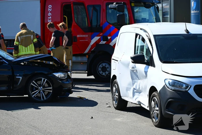 Aanrijding met bestelbus op zijkant