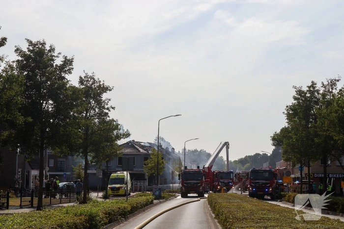Brandweer massaal ingezet bij brand in cafetaria