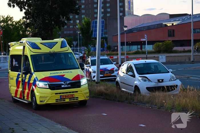 Auto crasht op rotonde en raakt paal