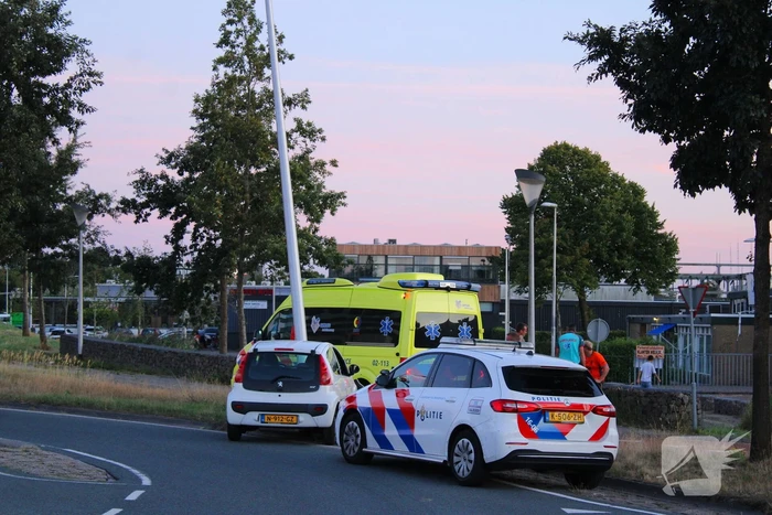 Auto crasht op rotonde en raakt paal