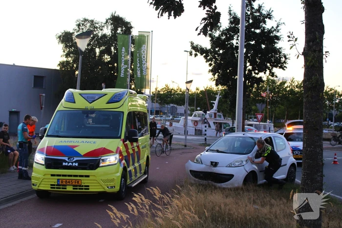 Auto crasht op rotonde en raakt paal