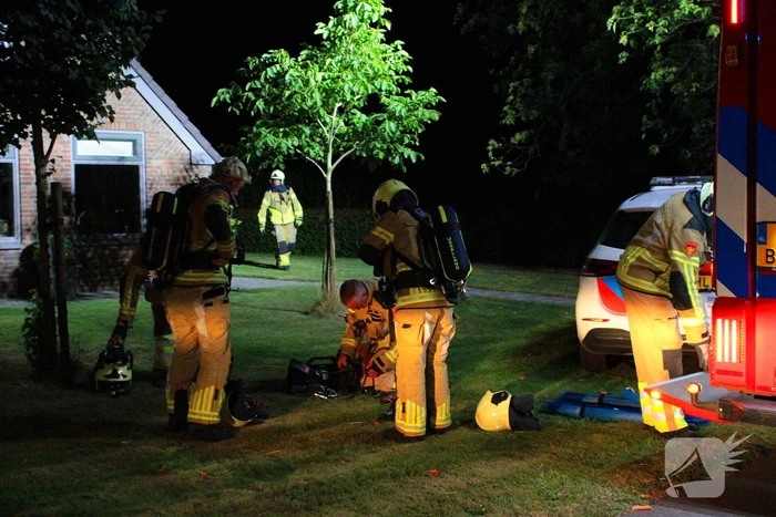 Brand in dak boerderij snel onder controle