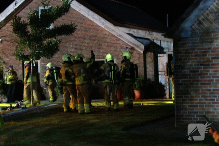 Brand in dak boerderij snel onder controle