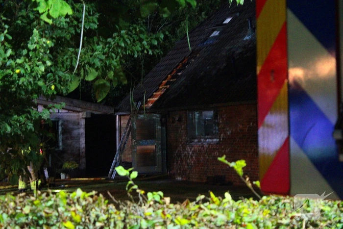 Brand in dak boerderij snel onder controle