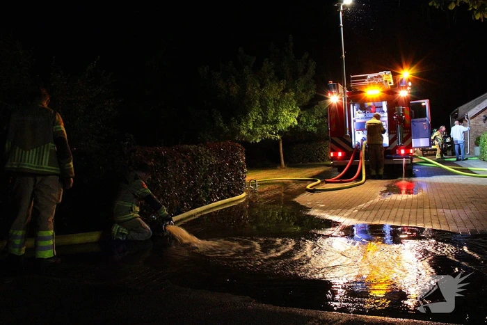 Brand in dak boerderij snel onder controle