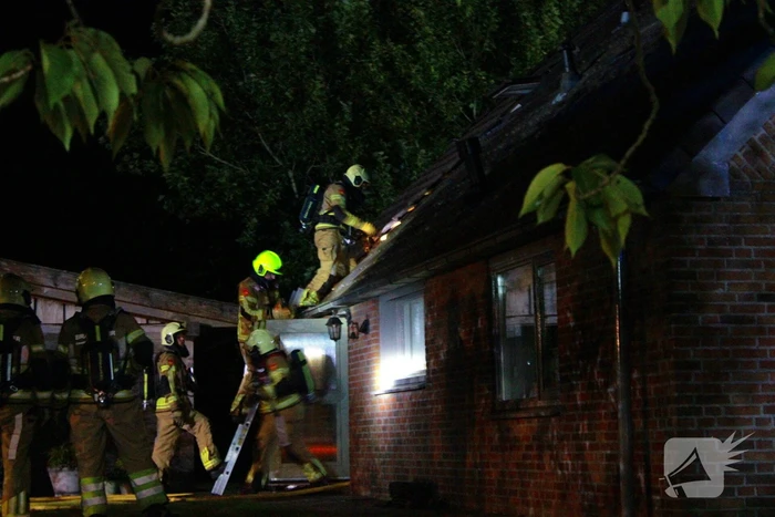 Brand in dak boerderij snel onder controle