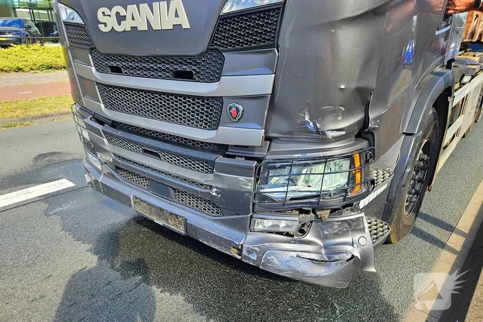 Vrachtwagen en auto botsen bij invoegen