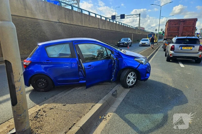 Vrachtwagen en auto botsen bij invoegen
