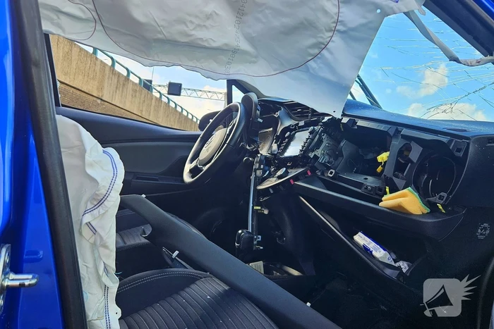 Vrachtwagen en auto botsen bij invoegen