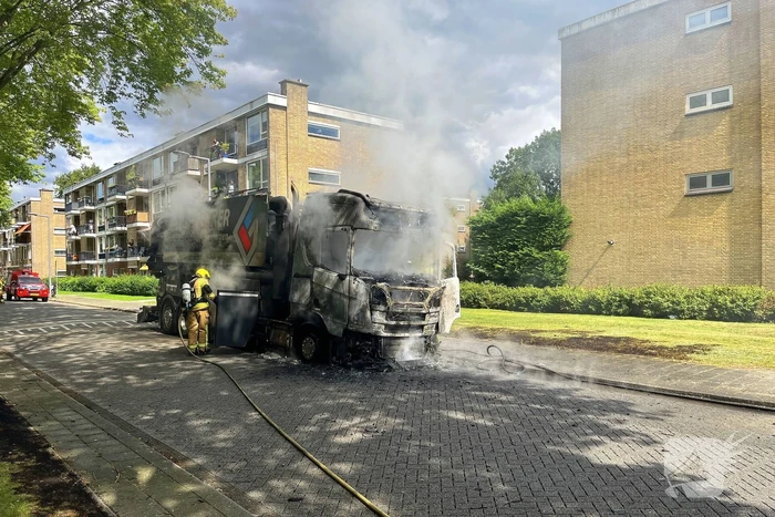 Vrachtwagen in vlammen opgegaan