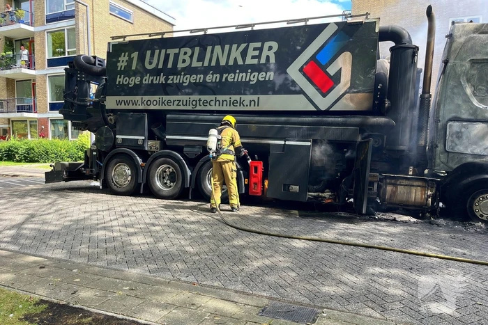 Vrachtwagen in vlammen opgegaan