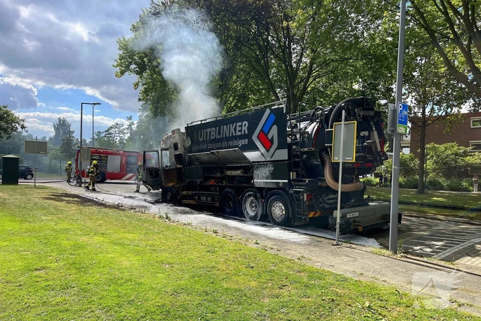 Vrachtwagen in vlammen opgegaan