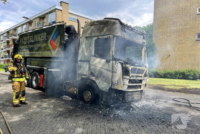 Vrachtwagen in vlammen opgegaan