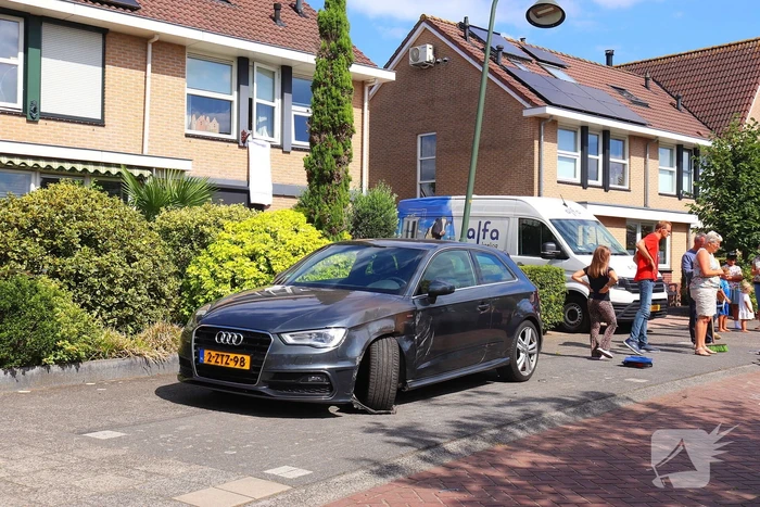 Auto op de kop na botsing