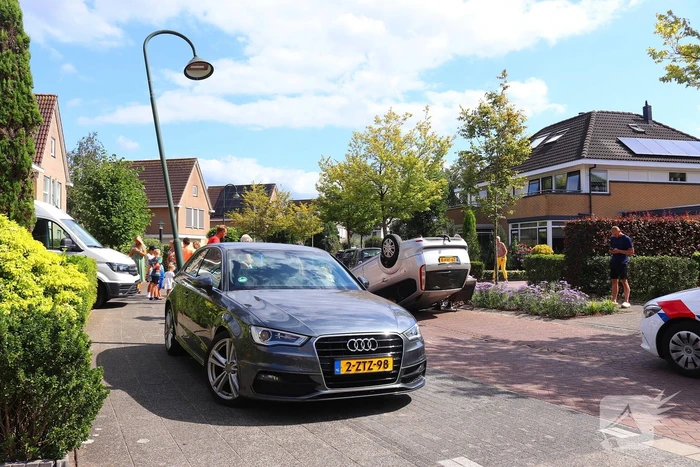 Auto op de kop na botsing