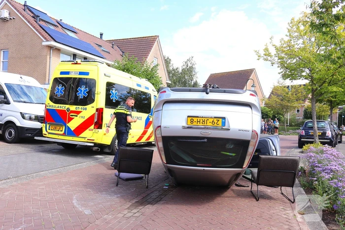 Auto op de kop na botsing