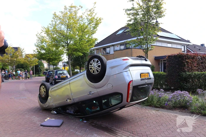 Auto op de kop na botsing