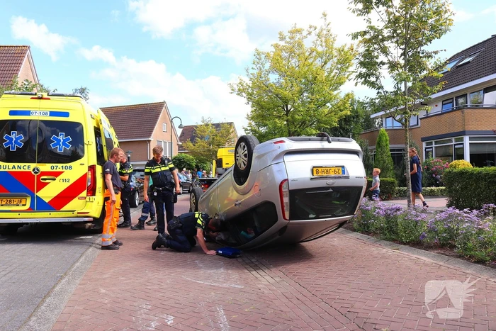 Auto op de kop na botsing