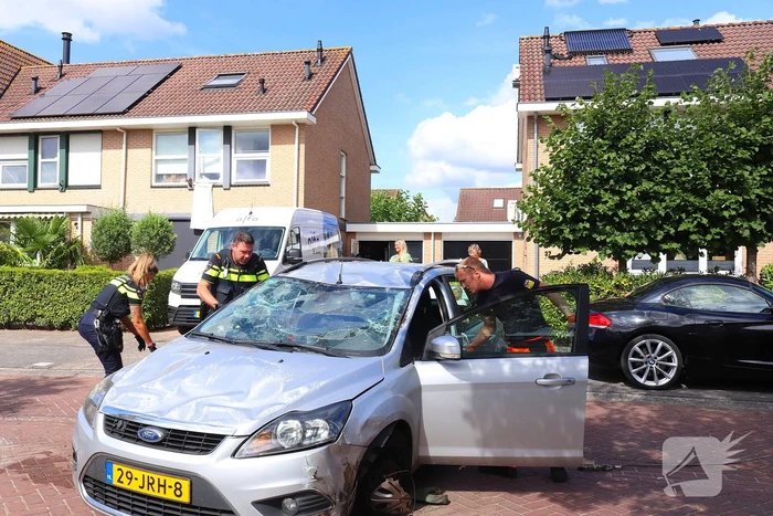 Auto op de kop na botsing