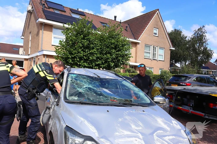Auto op de kop na botsing