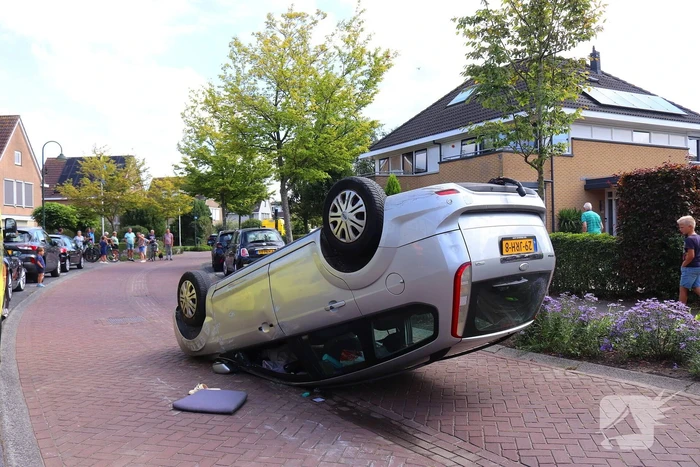 Auto op de kop na botsing