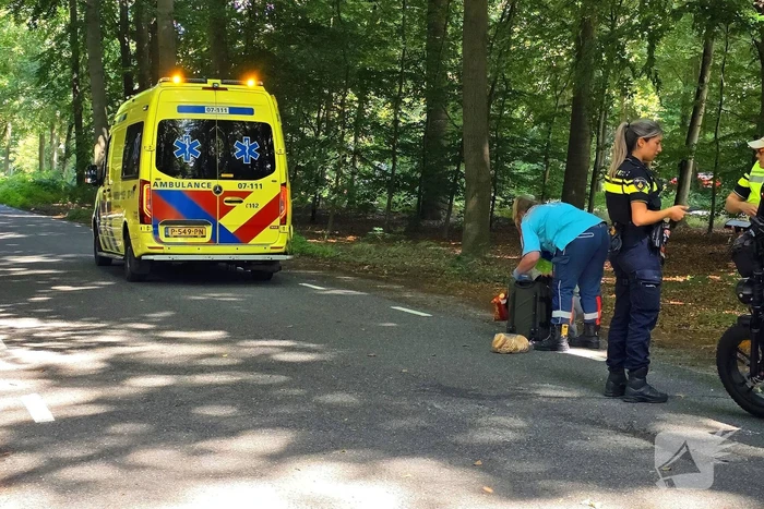 Fatbiker gewond bij aanrijding met doorrijdende bestuurder, boodschappen over de weg