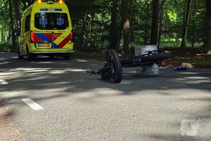 Fatbiker gewond bij aanrijding met doorrijdende bestuurder, boodschappen over de weg