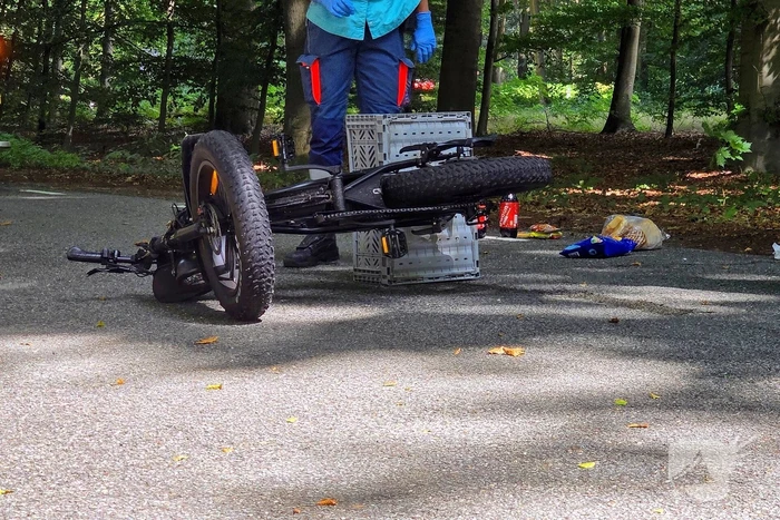 Fatbiker gewond bij aanrijding met doorrijdende bestuurder, boodschappen over de weg