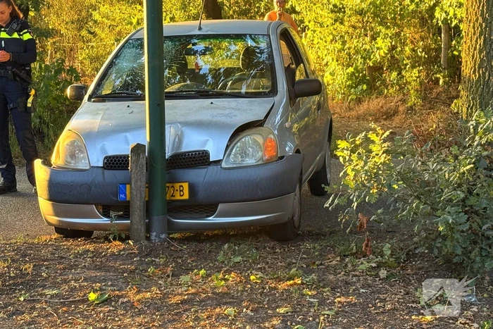 Auto botst tegen lantaarnpaal en fietser aangereden