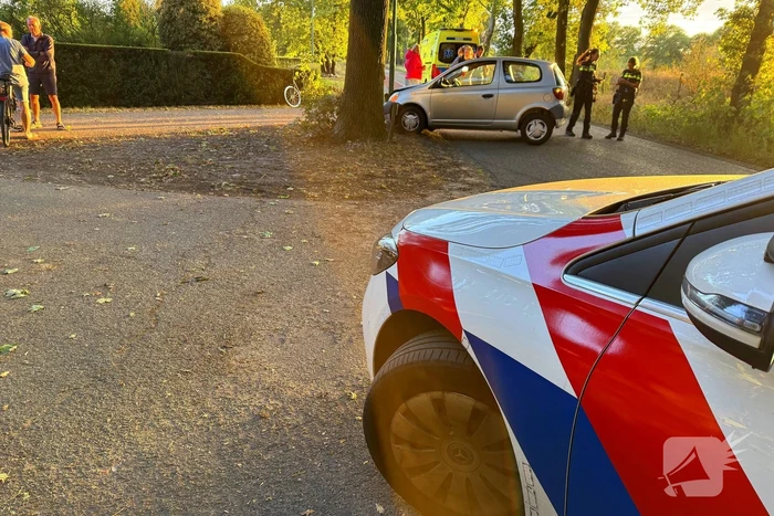 Auto botst tegen lantaarnpaal en fietser aangereden