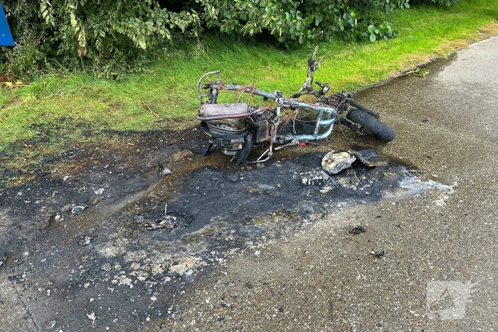 Brandweer blust uitgebrande scooter