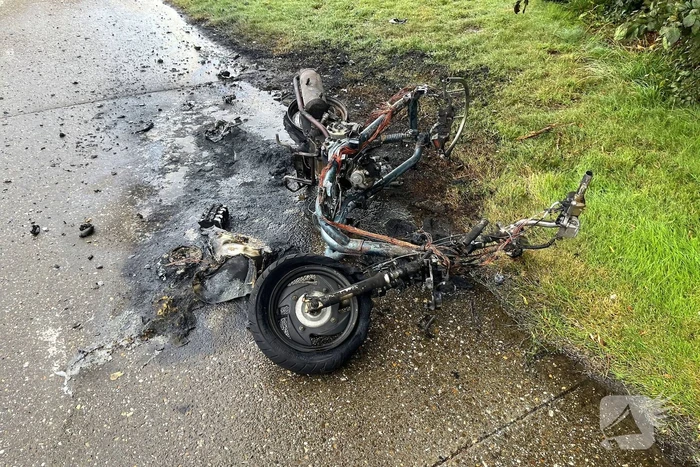 Brandweer blust uitgebrande scooter