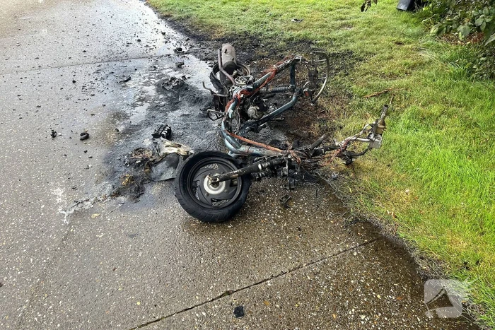Brandweer blust uitgebrande scooter