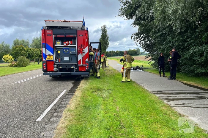 Brandweer blust uitgebrande scooter