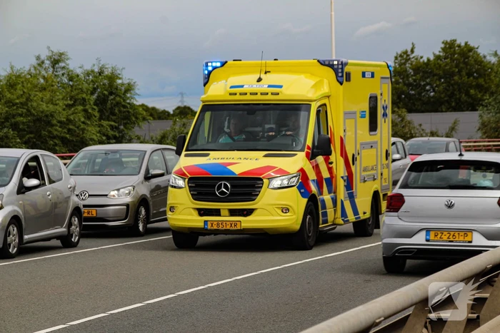 Bestelbus rijdt in op voorganger