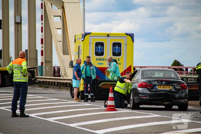 Bestelbus rijdt in op voorganger