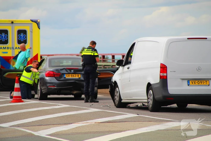 Bestelbus rijdt in op voorganger