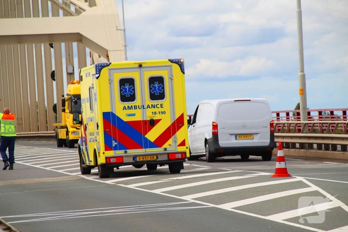 Bestelbus rijdt in op voorganger