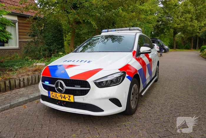 Auto raakt fietser op oversteekplaats