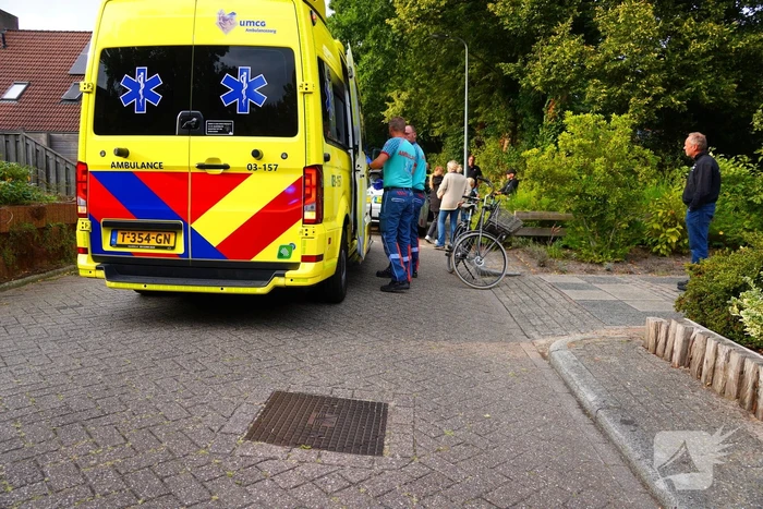 Auto raakt fietser op oversteekplaats