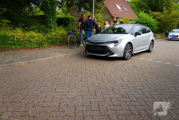 Auto raakt fietser op oversteekplaats
