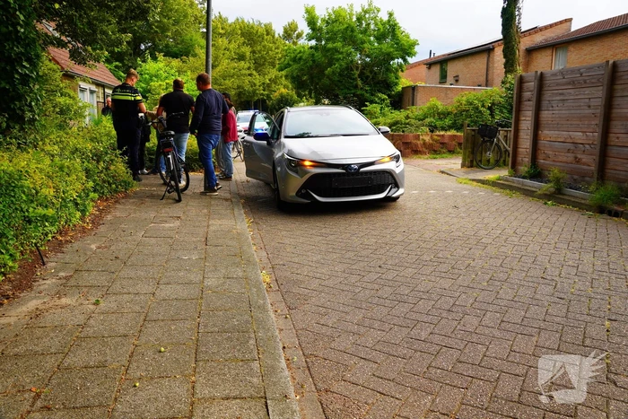 Auto raakt fietser op oversteekplaats